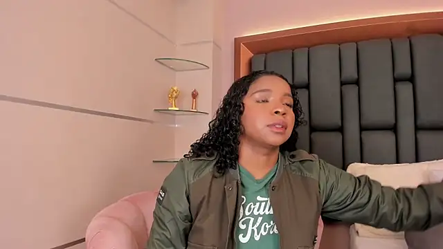 Snapshot of LisaMendez chatting on September 24, 2025, 3:43 am LisaMendez online show from September 24, 2025, 3:43 am