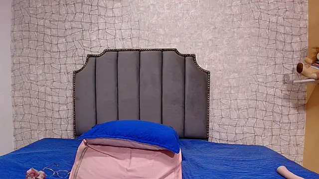 chloe leroy  online show from September 19, 2025, 11:55 am