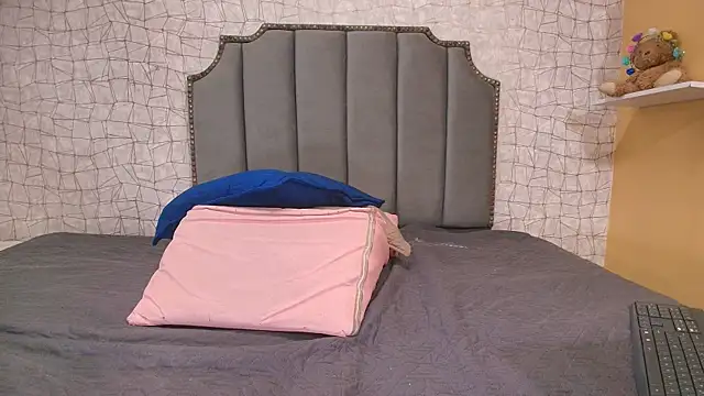 chloe leroy  online show from November 14, 2025, 11:53 am