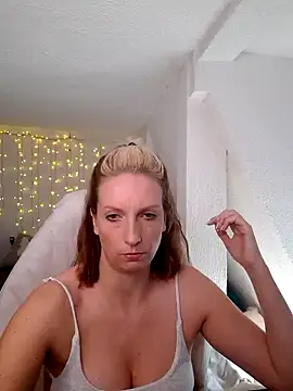 Snapshot of SexyJulia21 chatting on February 28, 2025, 9:15 am SexyJulia21 online show from February 28, 2025, 9:15 am