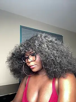 Snapshot of WomanNextdoor1 chatting on February 18, 2026, 5:03 am WomanNextdoor1 online show from February 18, 2026, 5:03 am