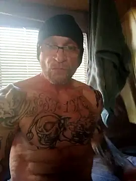 Snapshot of ShawnandDani7074 chatting on December 16, 2025, 5:51 pm ShawnandDani7074 online show from December 16, 2025, 5:51 pm