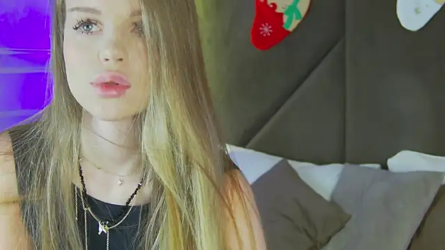 MarilynNova online show from December 14, 2025, 4:18 am