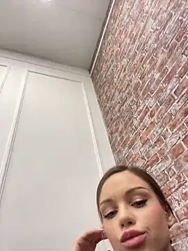 MarilynNova online show from December 21, 2025, 4:08 am