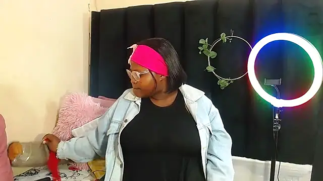 AmazingDarkDoll online show from October 18, 2025, 6:08 pm