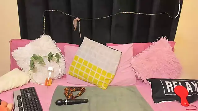 Snapshot of AmazingDarkDoll chatting on February 23, 2026, 5:43 pm AmazingDarkDoll online show from February 23, 2026, 5:43 pm