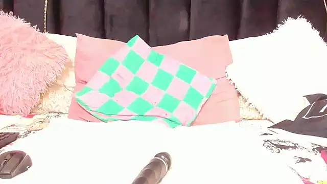 AmazingDarkDoll online show from April 27, 2026, 7:50 am