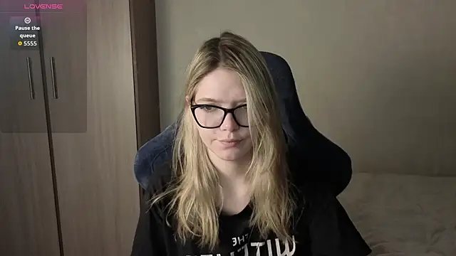 Snapshot of KatanaSVibe chatting on December 5, 2025, 3:09 pm KatanaSVibe online show from December 5, 2025, 3:09 pm