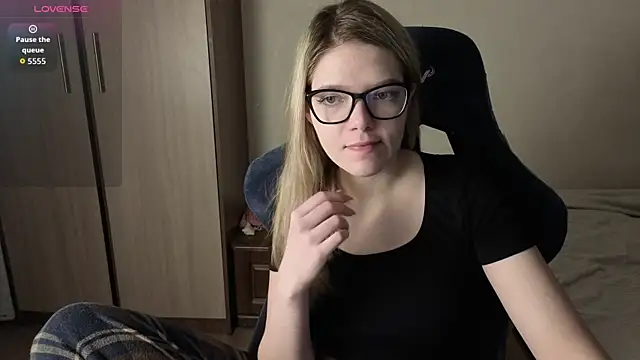 Snapshot of KatanaSVibe chatting on December 17, 2025, 1:17 pm KatanaSVibe online show from December 17, 2025, 1:17 pm