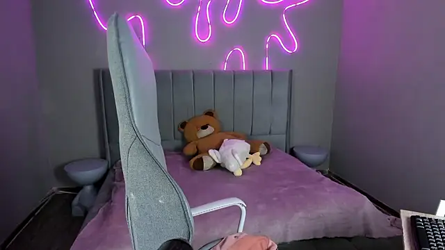 Emma and Issac online show from February 24, 2026, 8:29 pm