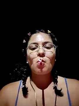 Snapshot of Lily-o chatting on October 21, 2025, 12:11 am Lily-o online show from October 21, 2025, 12:11 am