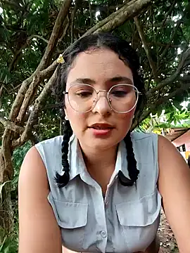 Snapshot of Lily-o chatting on October 23, 2025, 8:18 pm Lily-o online show from October 23, 2025, 8:18 pm