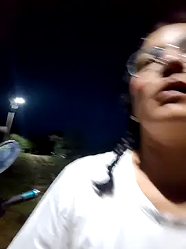 Snapshot of Lily-o chatting on October 26, 2025, 10:58 pm Lily-o online show from October 26, 2025, 10:58 pm