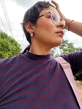 Snapshot of Lily-o chatting on October 29, 2025, 1:57 pm Lily-o online show from October 29, 2025, 1:57 pm