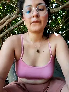 Snapshot of Lily-o chatting on November 1, 2025, 3:25 pm Lily-o online show from November 1, 2025, 3:25 pm