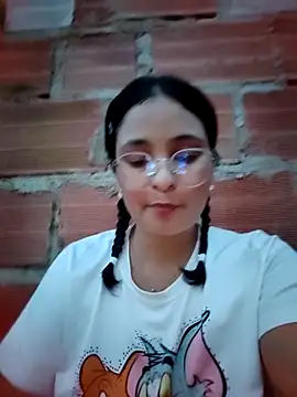 Snapshot of Lily-o chatting on November 4, 2025, 10:42 pm Lily-o online show from November 4, 2025, 10:42 pm