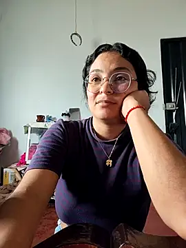 Snapshot of Lily-o chatting on November 6, 2025, 3:57 pm Lily-o online show from November 6, 2025, 3:57 pm