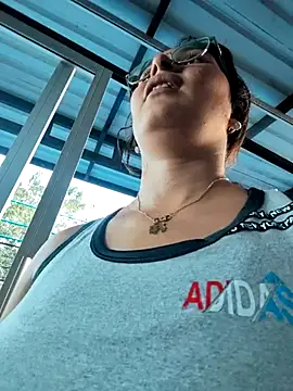 Snapshot of Lily-o chatting on November 13, 2025, 10:08 pm Lily-o online show from November 13, 2025, 10:08 pm