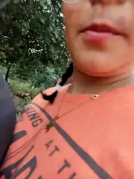 Snapshot of Lily-o chatting on November 18, 2025, 9:08 pm Lily-o online show from November 18, 2025, 9:08 pm