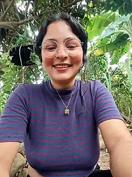 Snapshot of Lily-o chatting on November 21, 2025, 3:22 pm Lily-o online show from November 21, 2025, 3:22 pm