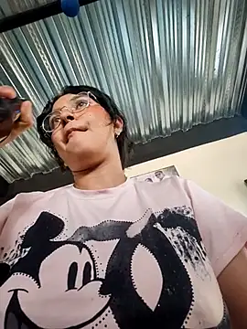 Snapshot of Lily-o chatting on November 23, 2025, 2:17 pm Lily-o online show from November 23, 2025, 2:17 pm