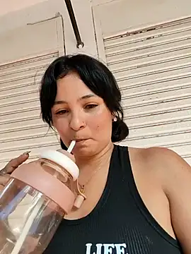 Snapshot of Lily-o chatting on November 26, 2025, 2:07 pm Lily-o online show from November 26, 2025, 2:07 pm