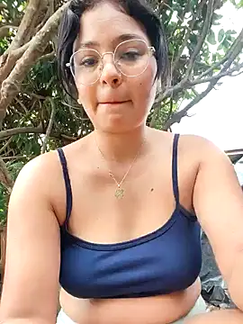 Snapshot of Lily-o chatting on November 30, 2025, 4:22 pm Lily-o online show from November 30, 2025, 4:22 pm