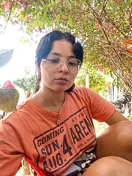 Snapshot of Lily-o chatting on December 15, 2025, 4:22 pm Lily-o online show from December 15, 2025, 4:22 pm