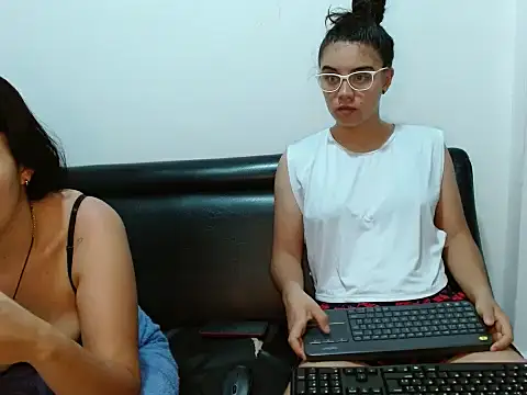 Snapshot of Arieeel_09 chatting on November 7, 2025, 2:17 pm Arieeel 09 online show from November 7, 2025, 2:17 pm