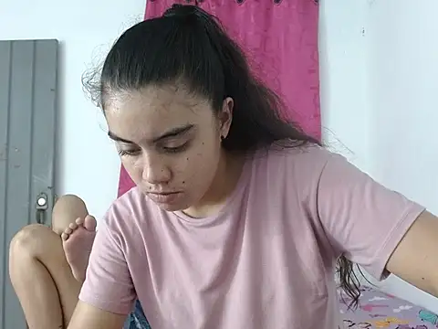 Snapshot of Arieeel_09 chatting on November 16, 2025, 7:52 pm Arieeel 09 online show from November 16, 2025, 7:52 pm