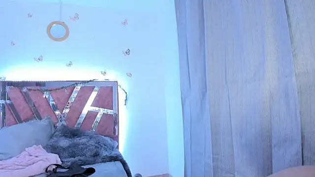 Ella Lenox online show from December 17, 2025, 1:33 am