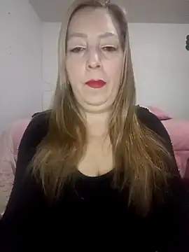 Snapshot of Estefania_Arce chatting on December 19, 2025, 1:34 am Estefania Arce online show from December 19, 2025, 1:34 am