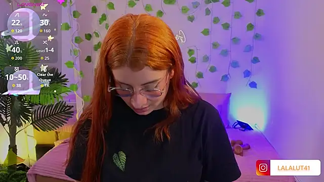 Naomy tay1 online show from September 21, 2025, 3:19 am