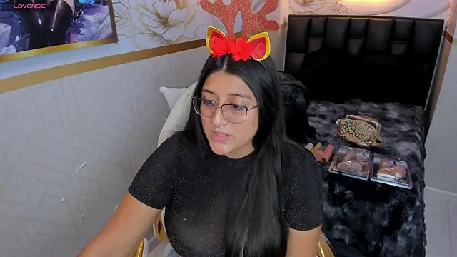 Snapshot of megann__up chatting on December 21, 2025, 8:27 pm megann up online show from December 21, 2025, 8:27 pm