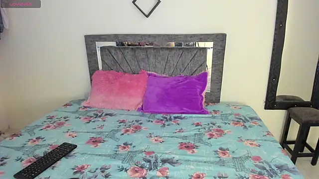 Laurasofia01 online show from November 7, 2025, 5:57 pm