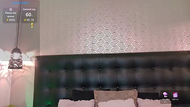 Snapshot of Sharonevanss_ chatting on November 17, 2025, 8:36 pm Sharonevanss online show from November 17, 2025, 8:36 pm