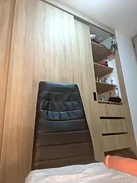 Snapshot of NIQUEILLA8 chatting on October 19, 2025, 12:44 am NIQUEILLA8 online show from October 19, 2025, 12:44 am