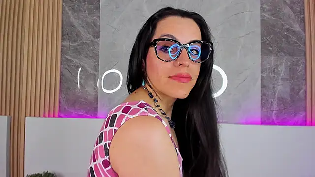 IsisNoir online show from September 23, 2025, 4:10 pm