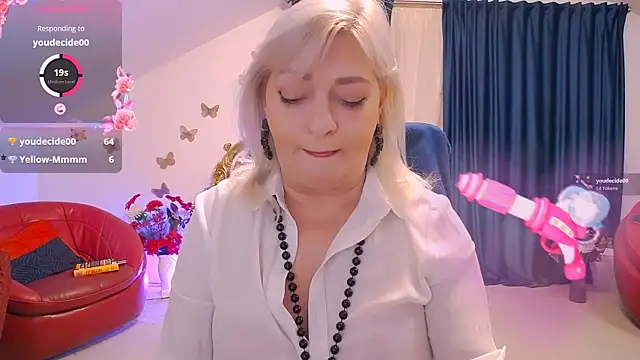 Snapshot of HypnotikCate chatting on February 23, 2026, 5:10 pm HypnotikCate online show from February 23, 2026, 5:10 pm