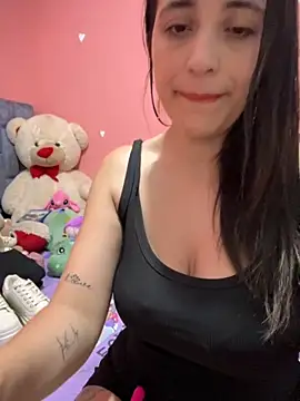 Snapshot of GiaDuque chatting on November 5, 2025, 11:43 am GiaDuque online show from November 5, 2025, 11:43 am