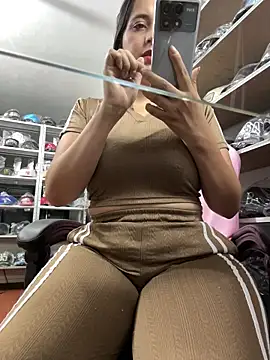 Snapshot of GiaDuque chatting on January 13, 2026, 11:48 am GiaDuque online show from January 13, 2026, 11:48 am