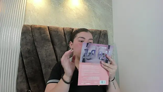 leilapons online show from November 5, 2025, 5:13 pm