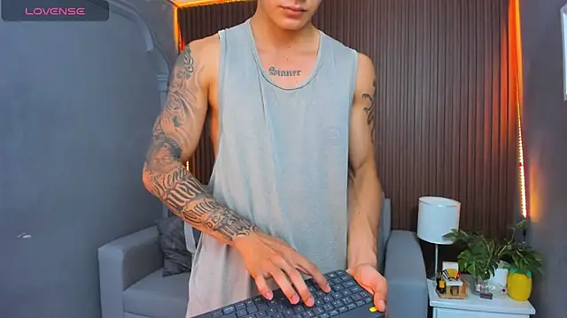 Leo santoro online show from November 25, 2025, 1:55 pm