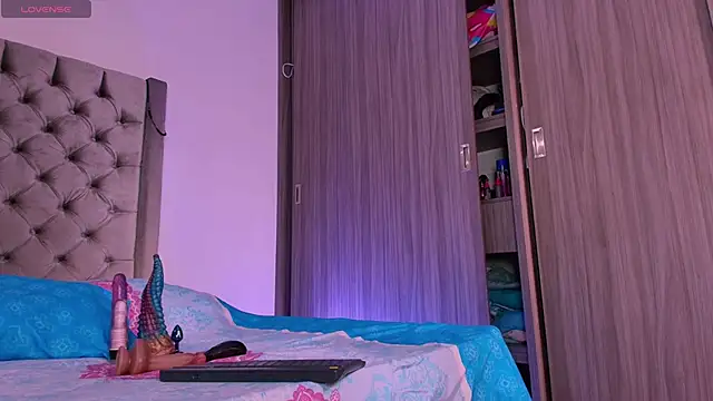 dreamsussi online show from April 16, 2026, 9:39 pm