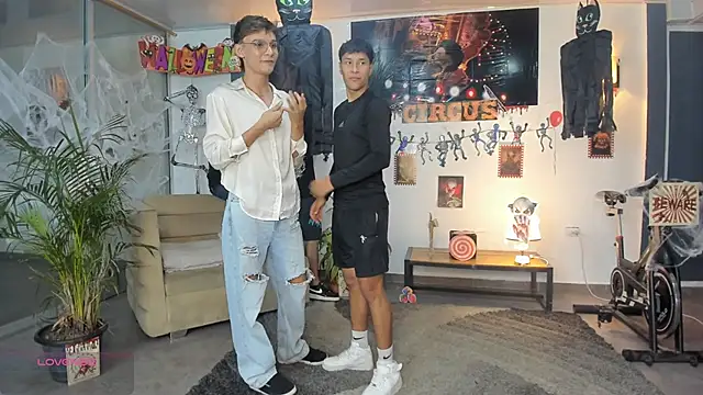 Bisexlifehot   online show from October 24, 2025, 11:12 pm