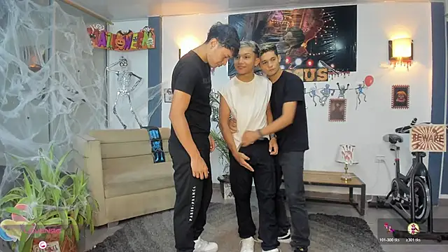 Bisexlifehot   online show from October 26, 2025, 11:09 pm