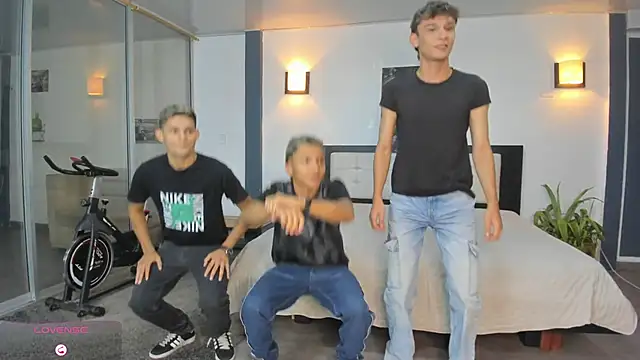 Bisexlifehot   online show from November 9, 2025, 11:03 pm