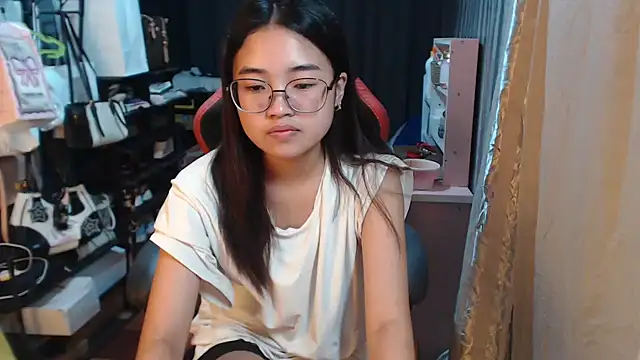 urhoneybunny25 online show from October 13, 2025, 8:36 am