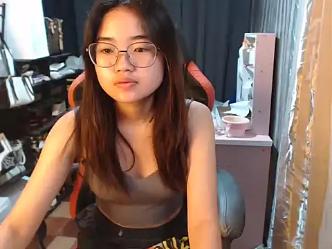 urhoneybunny25 online show from October 13, 2025, 8:53 pm