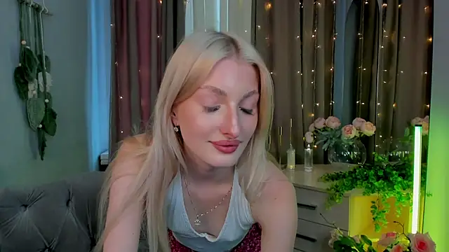 Snapshot of Sarrah_blush chatting on September 15, 2025, 2:17 pm Sarrah blush online show from September 15, 2025, 2:17 pm